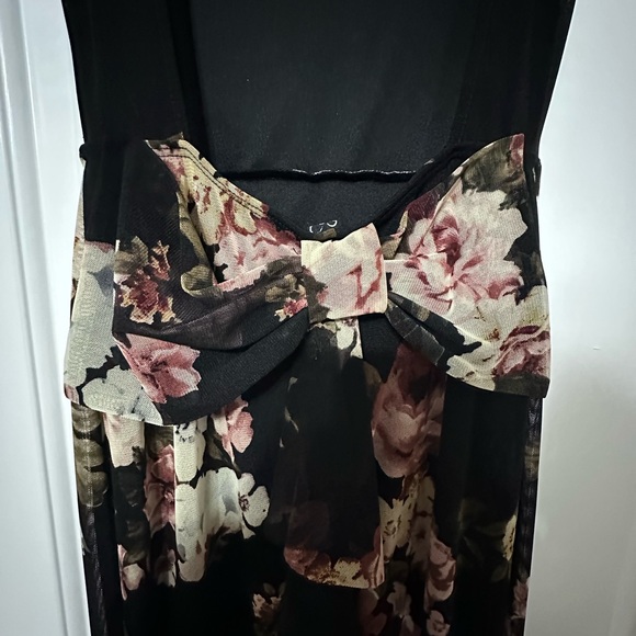 Black open back formal dress. - Picture 5 of 8